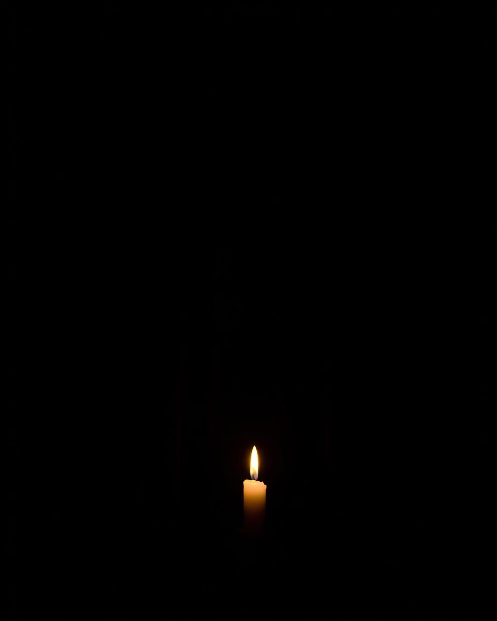 Un rideau de velours sombre et une bougie unique
